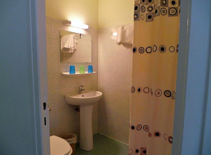 Bathroom 5, Hotel La Fontaine, Hautes-Pyrénées