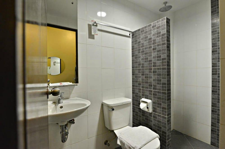 Bathroom 4, Express Inn Cebu Mabolo, Cebu City