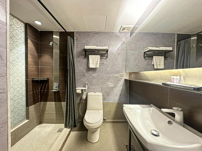 Bathroom 4, Pinetree Hotel Batu Pahat, Batu Pahat