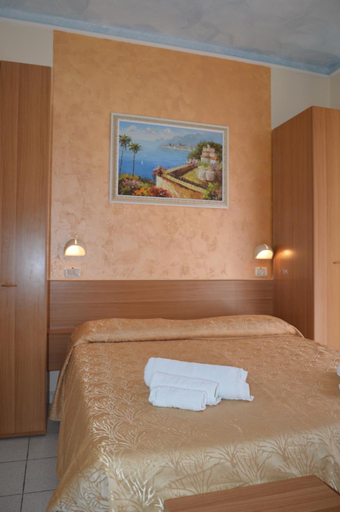 Bedroom 4, Hotel Karin, Rimini