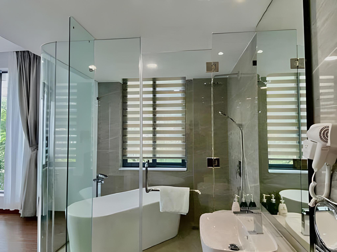 Bathroom 3, Mansion Park Hotel, Bien Hoa
