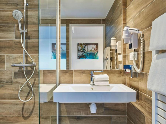 Bathroom 4, inspiration by balladins Caen Mémorial, Calvados