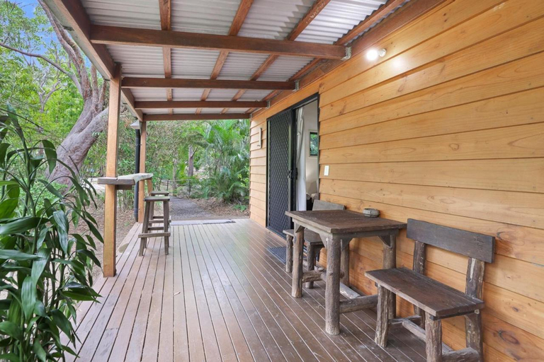 Others 5, 1770 Southern Cross Backpackers, Miriam Vale