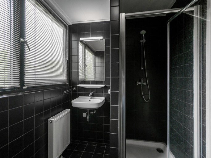 Bathroom 2, Holiday Home in Balk near Frisian Lakes, Gaasterlân-Sleat