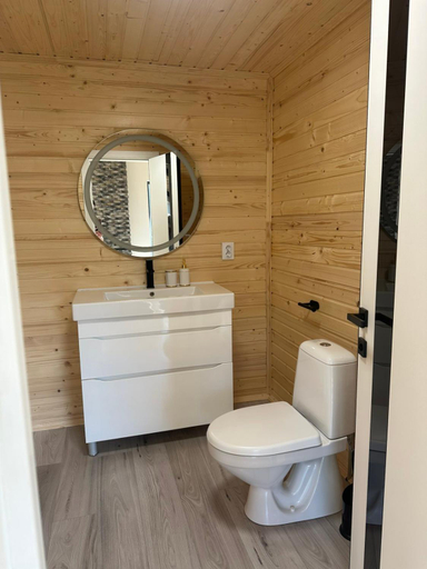 Bathroom 3, Khatky Na Penkakh, Nadvirnians'kyi
