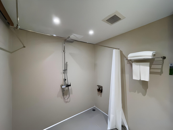 Bathroom 5, The Teak Hotel, Mae Sot