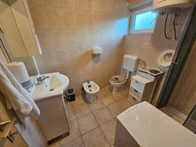 Bathroom 2, Apartmani Desnica, Obrovac
