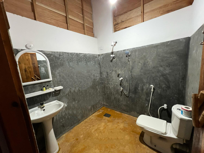 Bathroom 3, Sand Dune Beach Hotel, Pothuvil