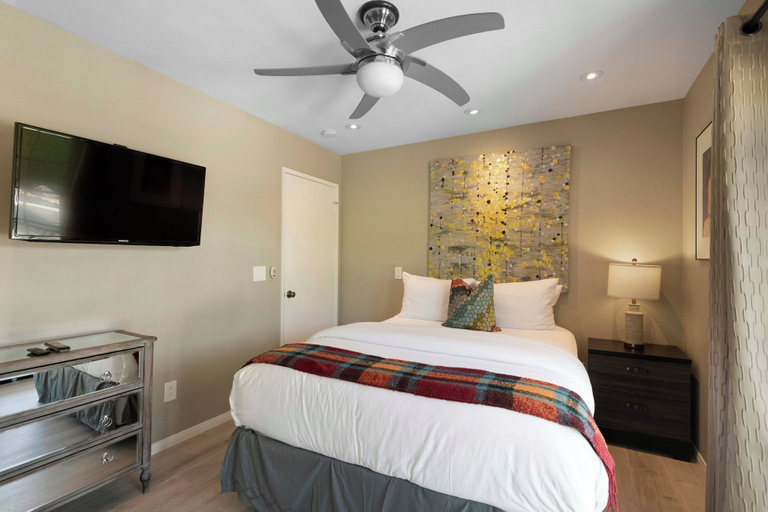 Room 4, Casa San Marino, Riverside