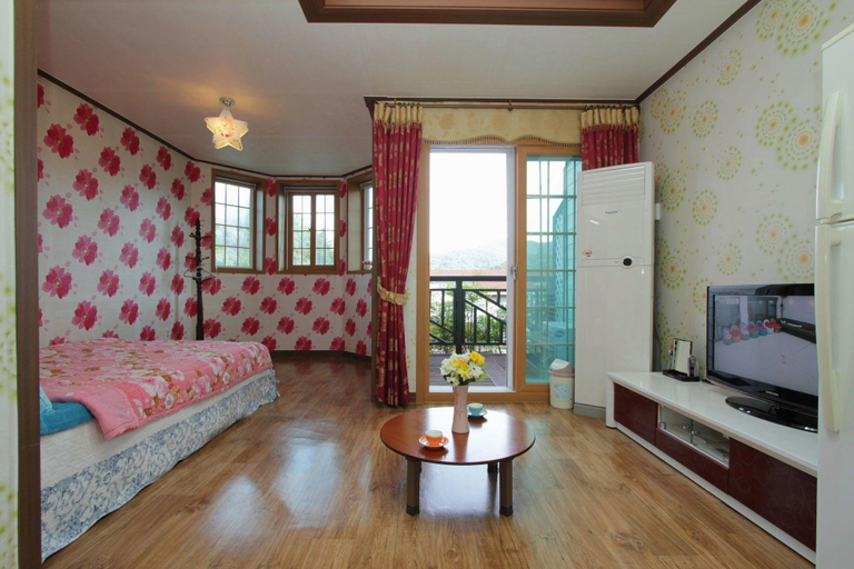 Bedroom 2, Beljari Pension, Tongyeong