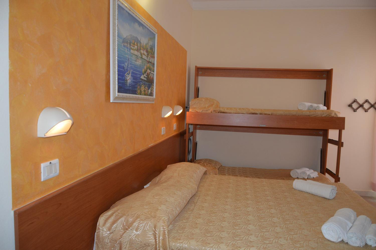 Bedroom 2, Hotel Karin, Rimini