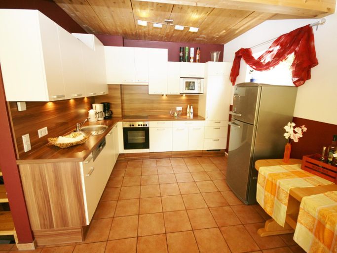 Others 4, Chalet in Piesendorf near Ski Slopes, Zell am See