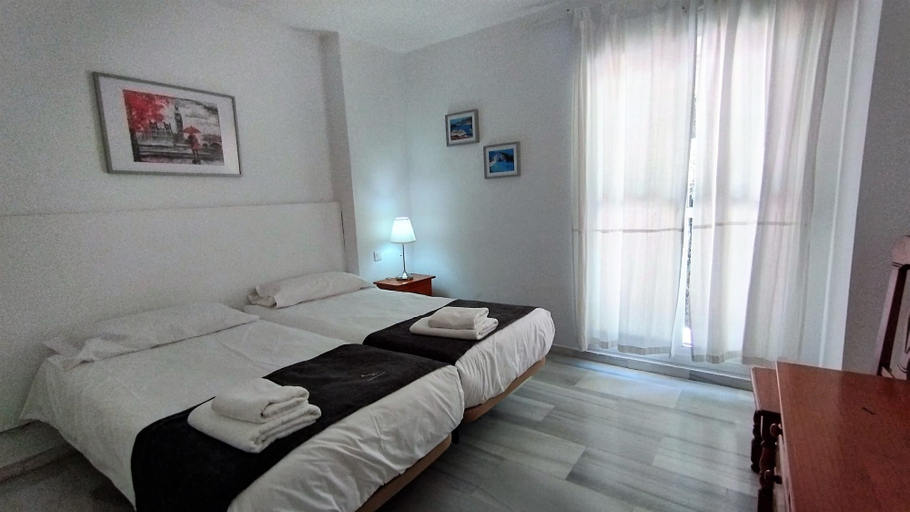 Room 2, Villa Emma 4 Bedrooms F-3, Málaga
