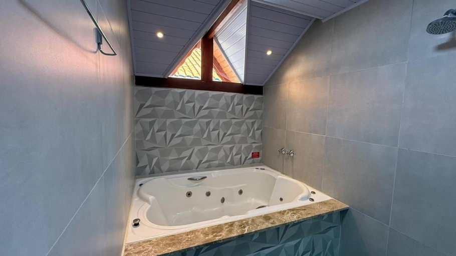 Bathroom 2, Chales Bela Serra, Camanducaia