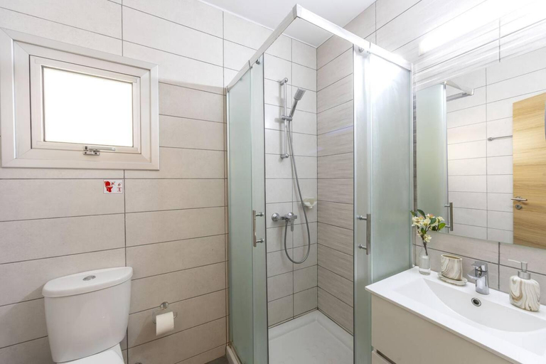 Bathroom 2, C-Premium Apts 100m from beach and city centre, Larnaca