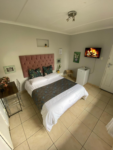 Others 5, Mbathos guesthouse, eThekwini