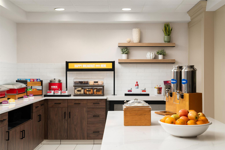 Food & Drinks 5, Hampton Inn & Suites Newport/Middletown, Newport