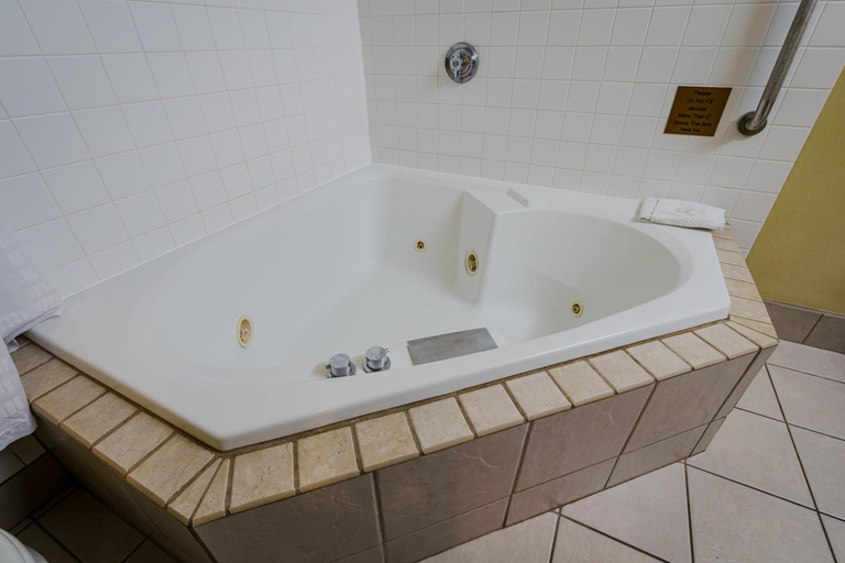Bathroom 2, Quality Inn I-75 West Chester-North Cincinnati, Butler