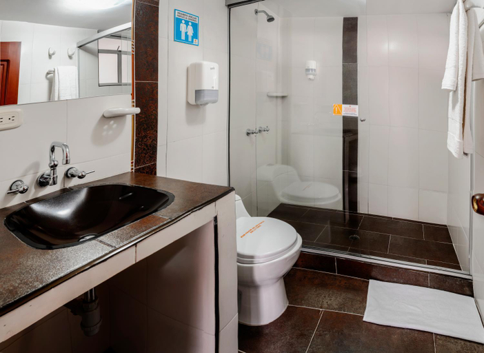 Bathroom 3, Juan Sebastian Hotel, San Juan de Pasto