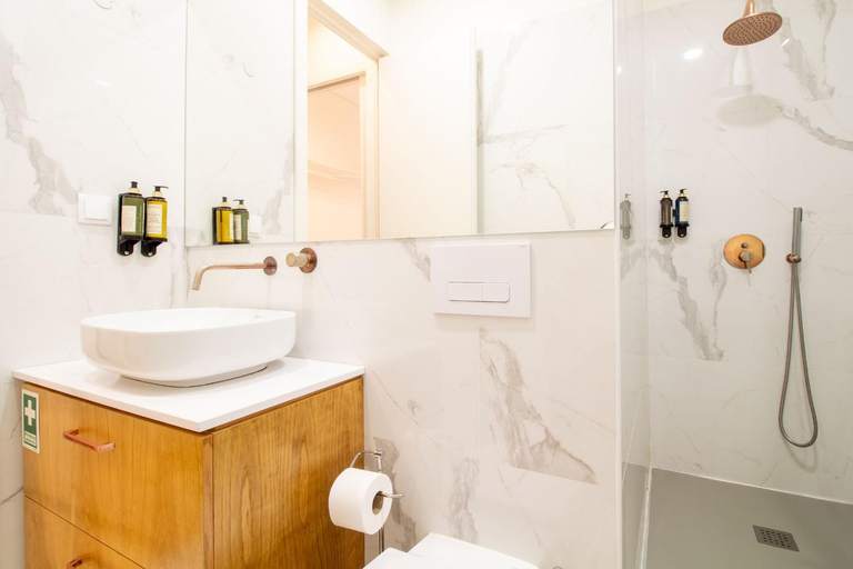 Bathroom 3, Mouzinho da Silveira 215 by LovelyStay, Porto