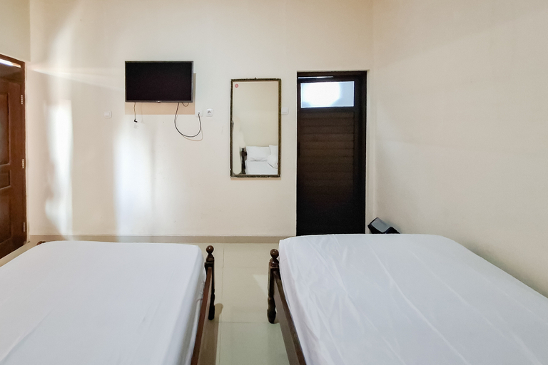 Bedroom 5, Hotel Muncul Sari near Bukit Sekipan Tawangmangu RedPartner, Karanganyar
