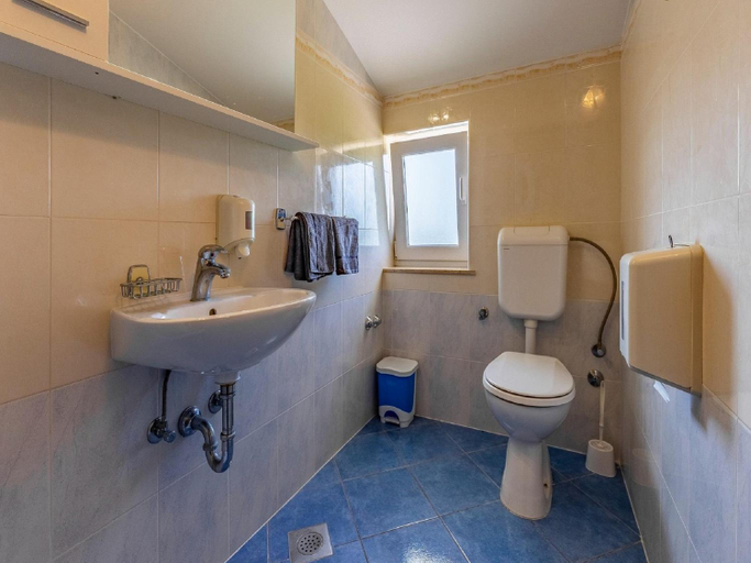Bathroom 3, Apartment in Banjole near Sea Beach, Medulin