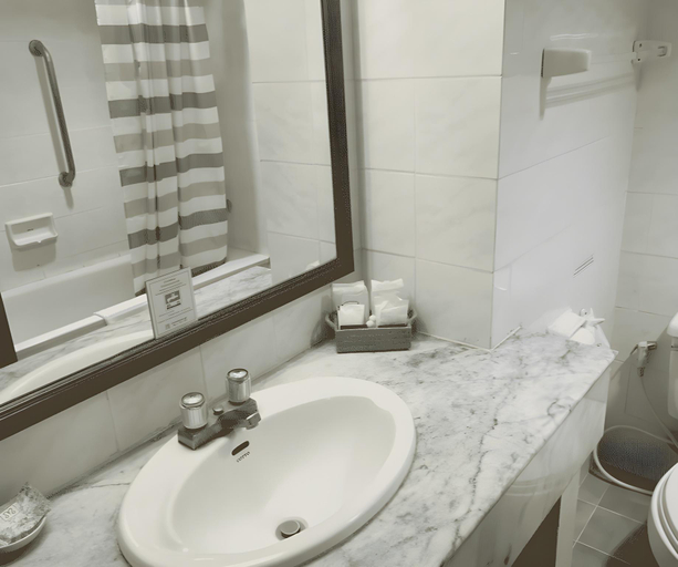 Bathroom 3, Maeyom Palace Hotel, Muang Phrae