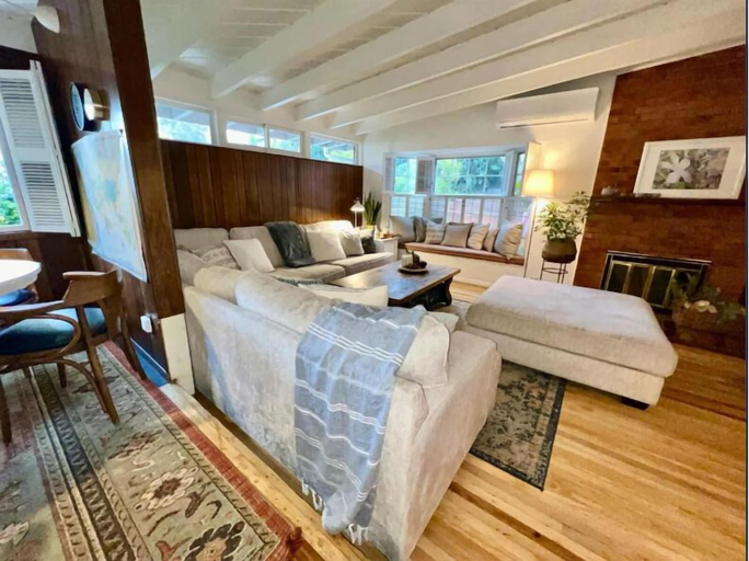 Living area 3, New Cozy Studio 2 Queen Beds, Kitchen Walk to Water, San Diego