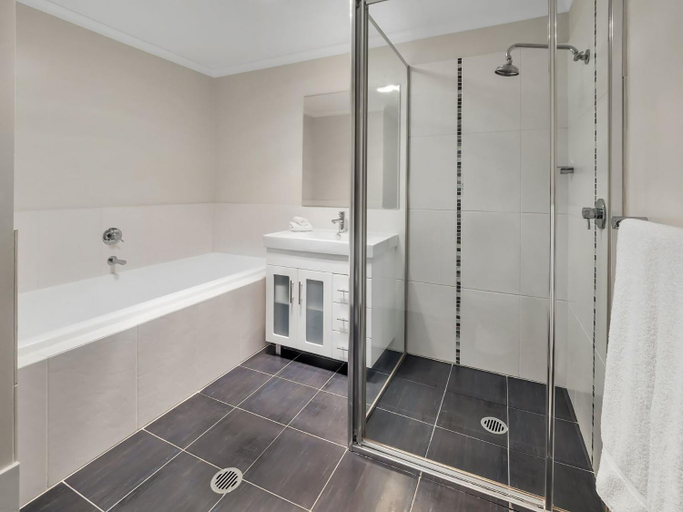 Bathroom 2, Jasper 1 - Holiday Apartment, Snowy River