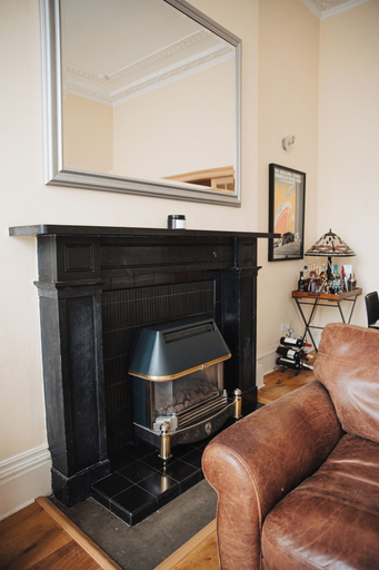 Living area 3, Traditional Central 2-Bed Apartment, Edinburgh