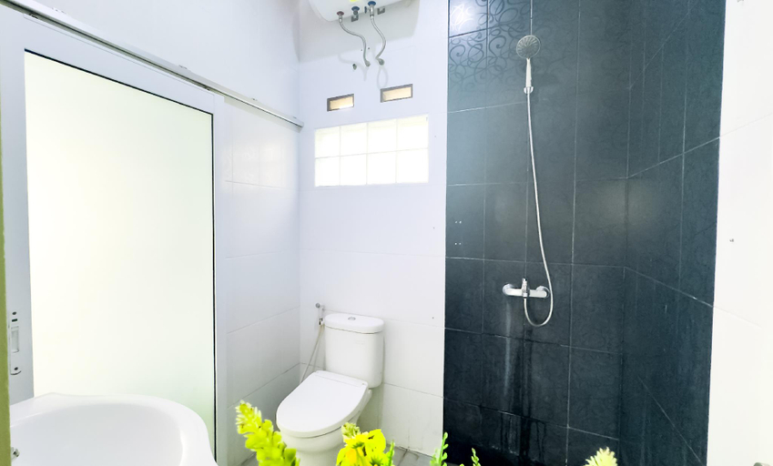 Bathroom 4, The  Haven Victory 3BR Private Family Villa Lembang, Bandung, Bandung