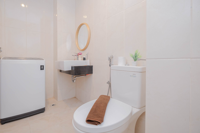 Bathroom 5, Strategic and Spacious 2BR at Capitol Park Residence Apartment By Travelio, Central Jakarta