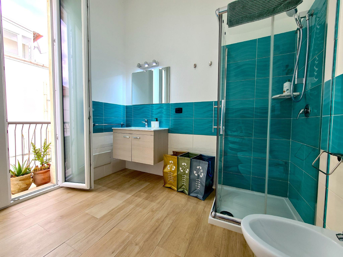 Bathroom 4, Fortuna Guest House, Syracuse
