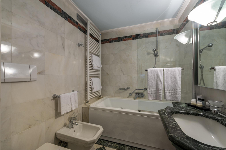 Bathroom 5, Grand Hotel Ortigia, Syracuse