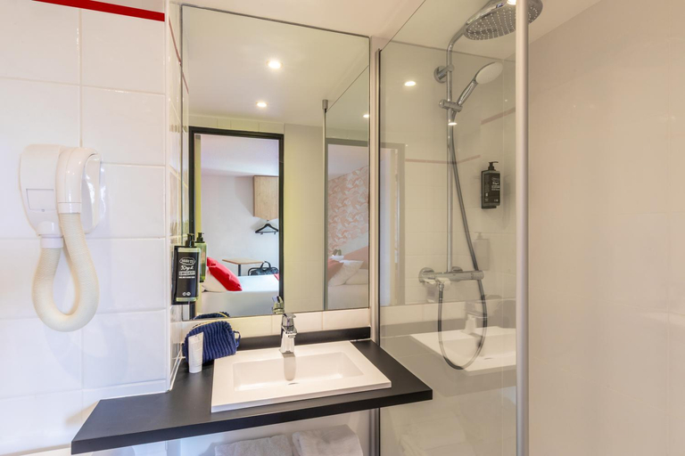 Bathroom 4, Ibis Styles Chartres Sud Barjouville, Eure-et-Loir