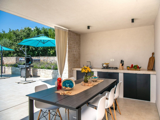 2, Luxe villa with jacuzzi and pool, Marčana