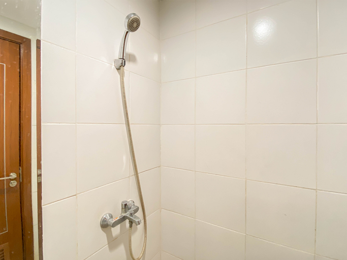 Bathroom 5, Basic 1BR Apartment at Vittoria Residence By Travelio, Jakarta Barat