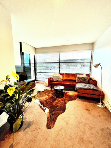 5, Luxurious Apartment with City Views  Yarra River, Melbourne