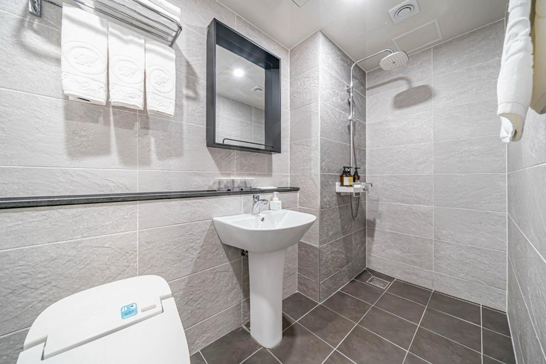 Bathroom 4, Griffin Bay Hotel