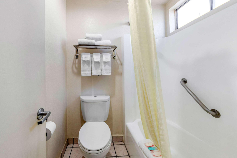 Bathroom 3, Econo Lodge on Historic Route 66, San Bernardino