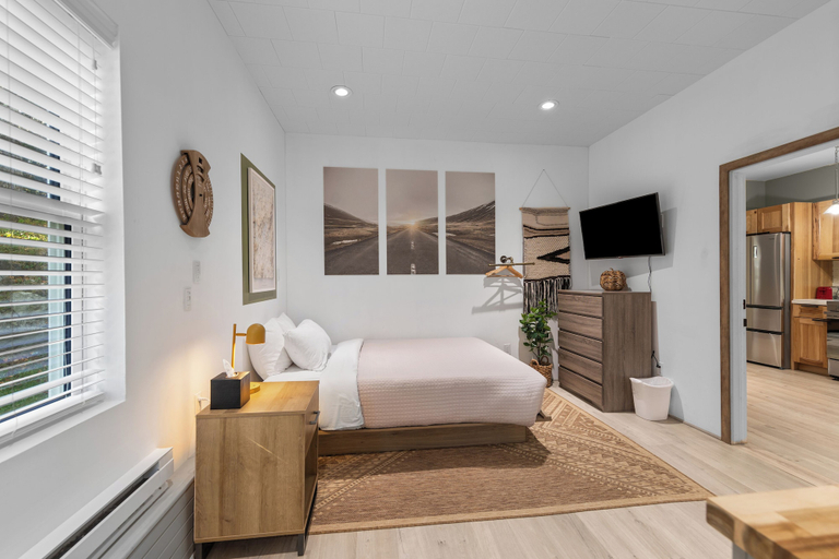 Room 5, Cozy Modern Home, Essex