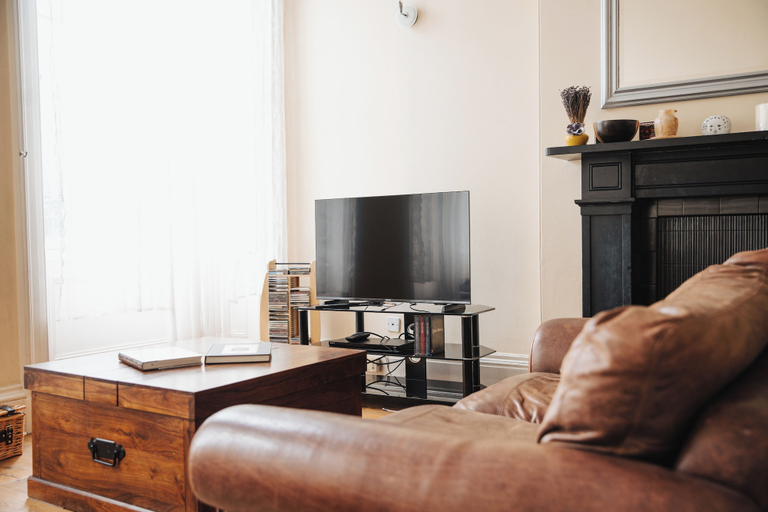 Living area 4, Traditional Central 2-Bed Apartment, Edinburgh