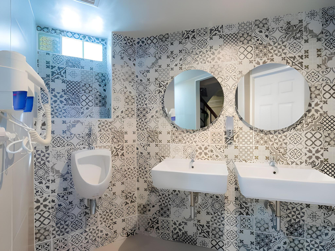 Bathroom 4, Friends Hostel - Phuket Airport, Pulau Phuket