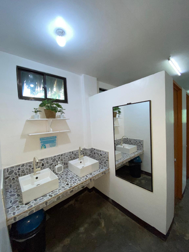 Bathroom, Tres Islas Hostel, General Luna