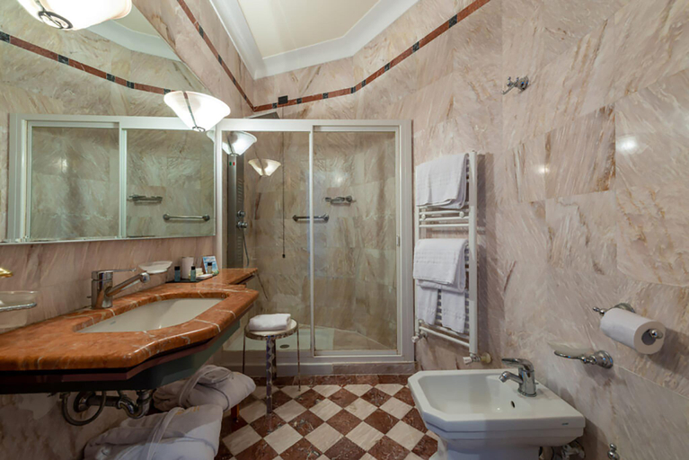 Bathroom 5, Grand Hotel Ortigia, Syracuse