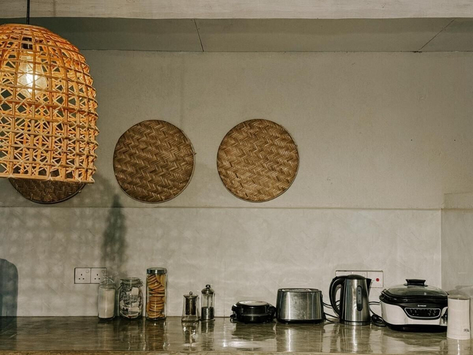 Shared kitchen 5, Kickin' Surf Lodge, Weligama