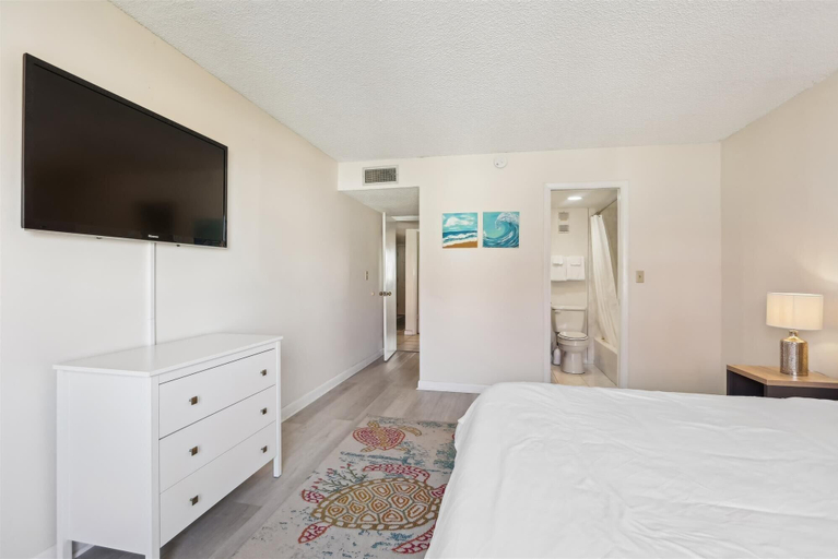Room 4, Beachside 2br/2ba Condo w/ Pool, Balcony & Boat Parking in St. Augustine, Saint Johns