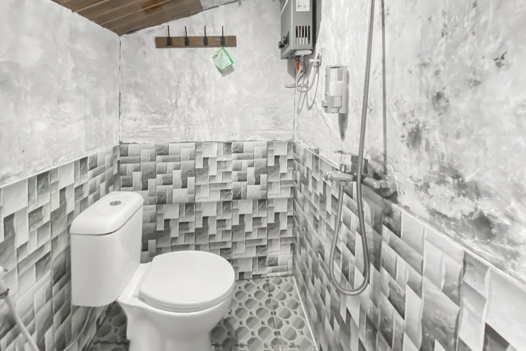 Bathroom 3, Merapi Hill Homestay Syariah Selo RedPartner, Boyolali