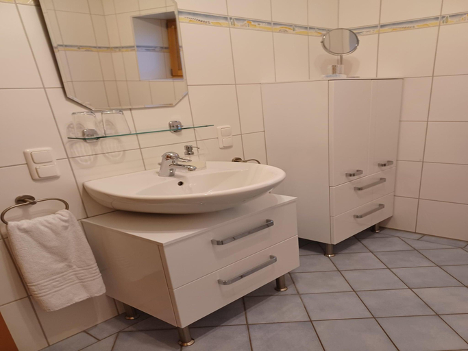 Bathroom 3, charmante Erdgeschosswohnung in Daun, Vulkaneifel