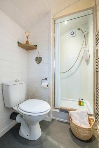 Bathroom 3, Hideaway Pod near Loch Ness for a tranquil retreat, Highland